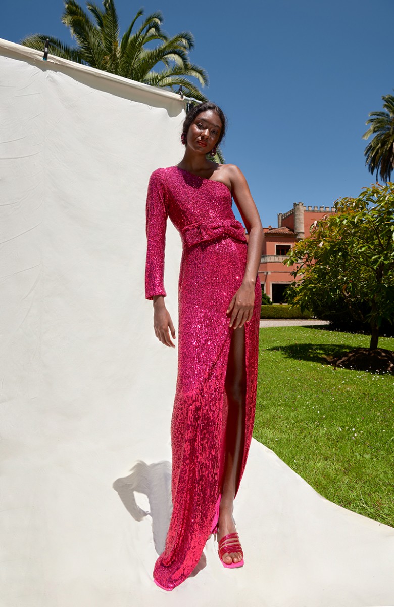 comprar  Vestido de fiesta largo asimétrico de lentejuelas rosa fucsia con cinturon con lazo y abertura en la falda  para invitadas bodas