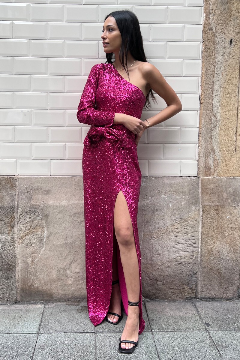 Vestido largo asimétrico de lentejuelas rosa fucsia con cinturon con lazo y abertura en la falda  para invitadas bodas compra online