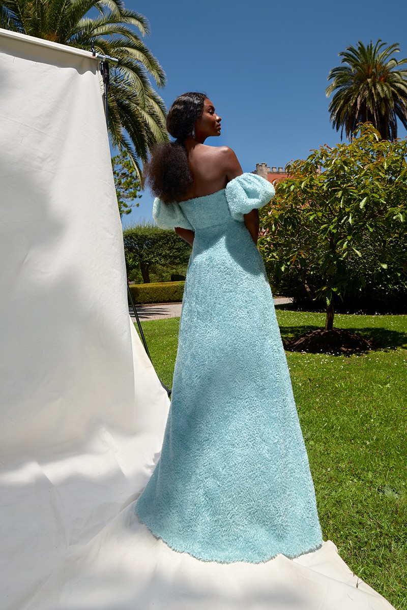 vestido de invitada largo de fiesta confeccionado en tul fantasía con ondas organza color azul, escote palabra de honor  con escote corazon para boda, hermana del novia, hermana del novio.