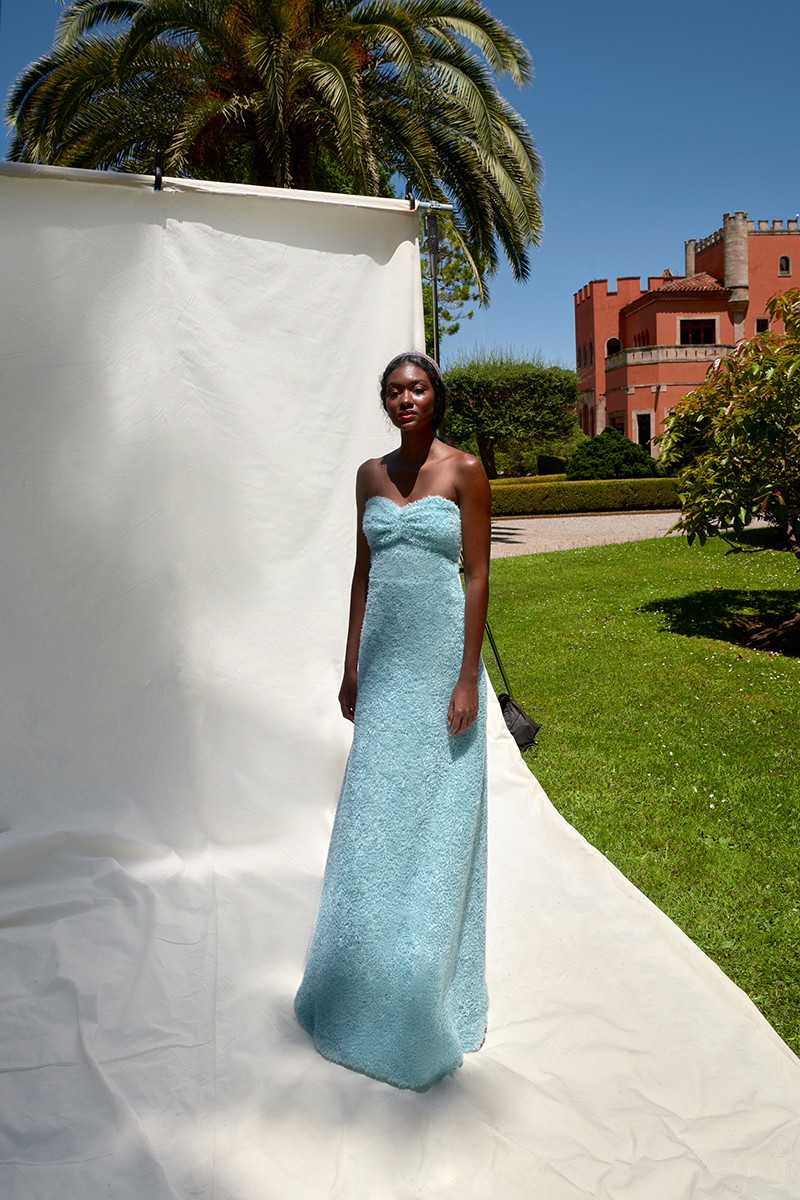 vestido palabra de honor de fiesta confeccionado en tul fantasía con ondas organza color azul, con escote corazon para invitada a boda, hermana del novia, hermana del novio.