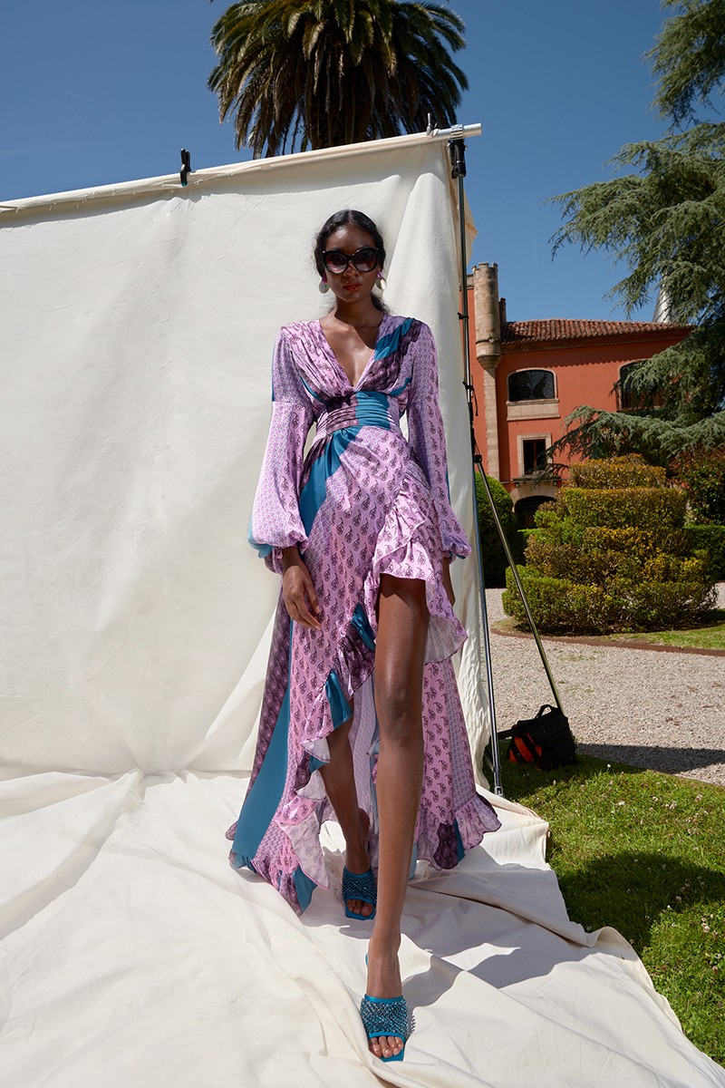  vestido de fiesta drapeado con estampado paisley manga larga ablusonada, escote espalda y falda asimetrica con volante para invitada a boda