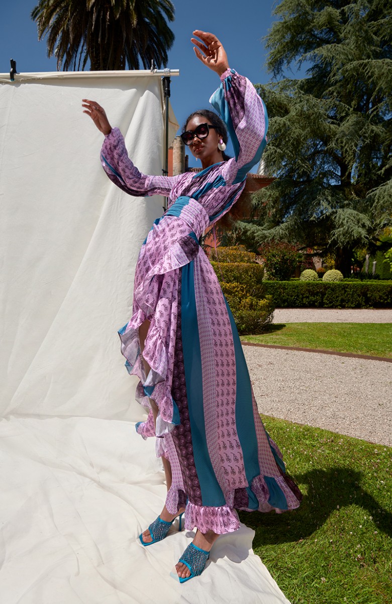 vestido drapeado estampado paisley manga larga ablusonada, escote espalda y falda asimetrica con volante,  para boda