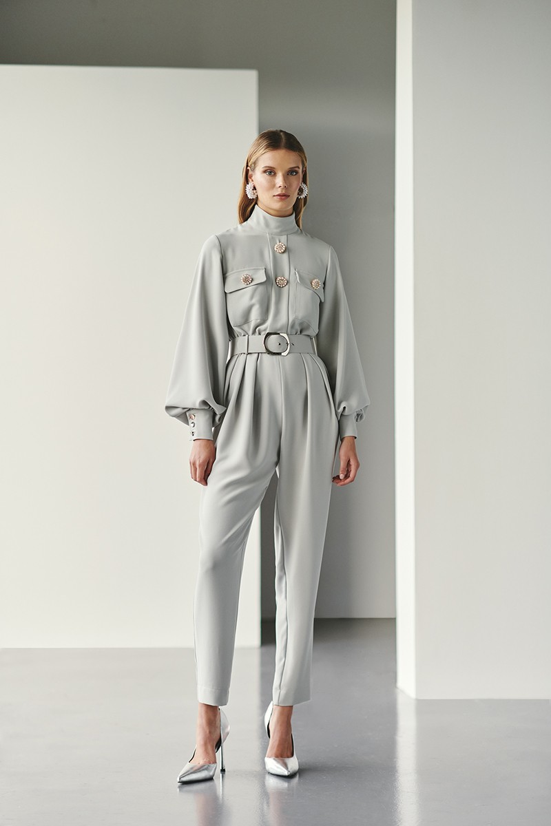 jumpsuit de crepe gris plata con aplicaciones de perlas para acudir a un evento, fiesta, llevar a una cena, para ir a trabajar o salir el fin de semana