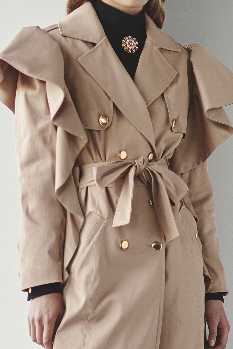 compra online gabardina trench color camel con volante en hombro y manga para otono invierno perfecta para ir a trabajar o salir con tus amigas