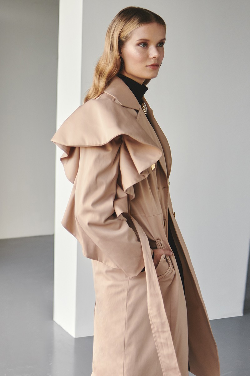 compra online gabardina trench de diseño color camel con volante en hombro y manga para otono invierno perfecta para ir a trabajar o salir con tus amigas