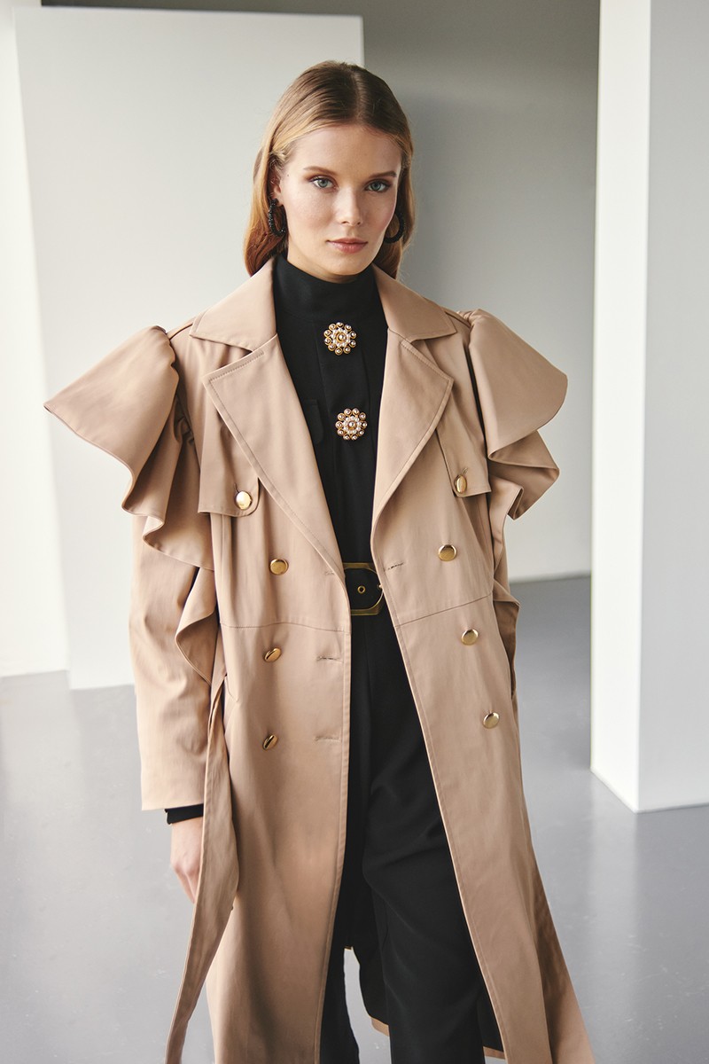 compra online gabardina trench color beige con volante en hombro y manga para otono invierno perfecta para ir a trabajar o salir con tus amigas