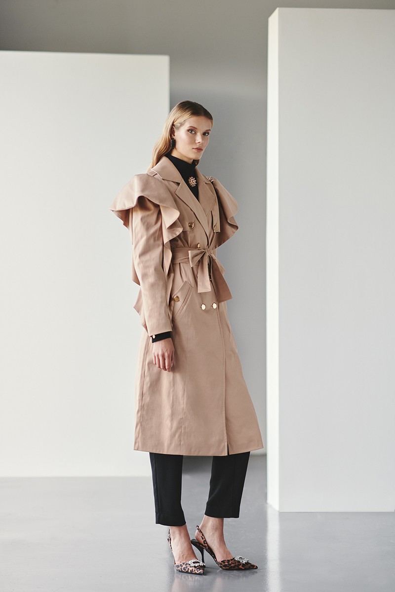 compra online  trench color camel con volante en hombro y manga para otono invierno perfecta para ir a trabajar o salir con tus amigas