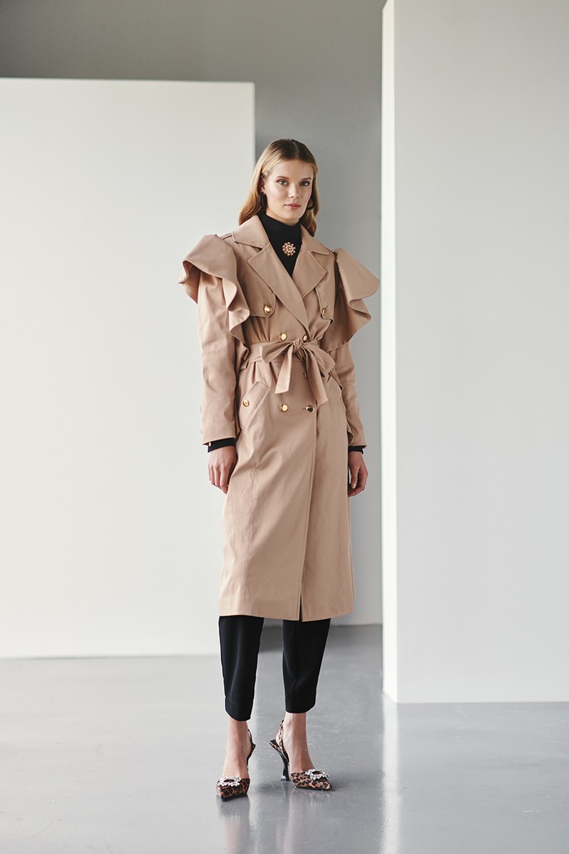 gabardina trench color camel con volante en hombro y manga para otono invierno perfecta para ir a trabajar o salir con tus amigas