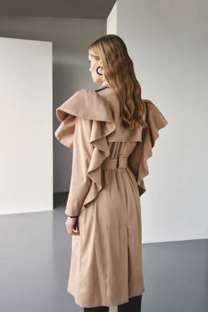 comprar online trench color camel con volante en hombro y manga para otono invierno perfecta para ir a trabajar o salir con tus amigas