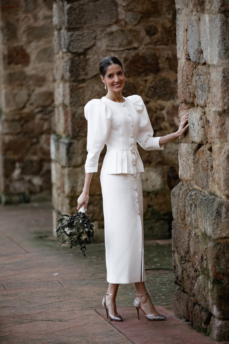 vestido de pique blanco  con peplum y boton joya con falda recta midi para boda civil, intima, mama de bautizo, comunion, eventos online shopping, bauptism