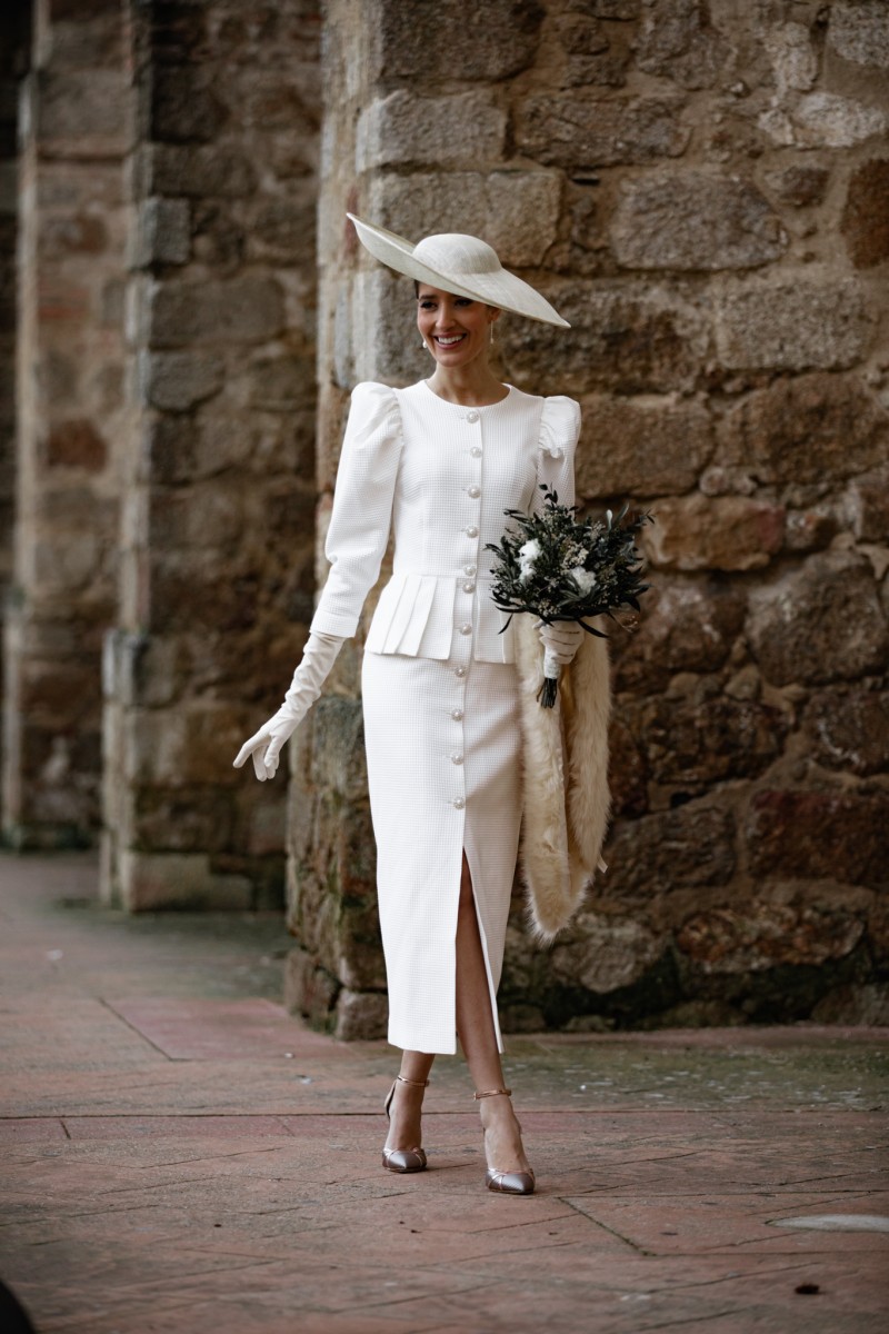 vestido de pique blanco  con peplum y boton joya con falda recta midi para boda civil, intima, mama de bautizo, comunion, eventos online shopping, bauptism