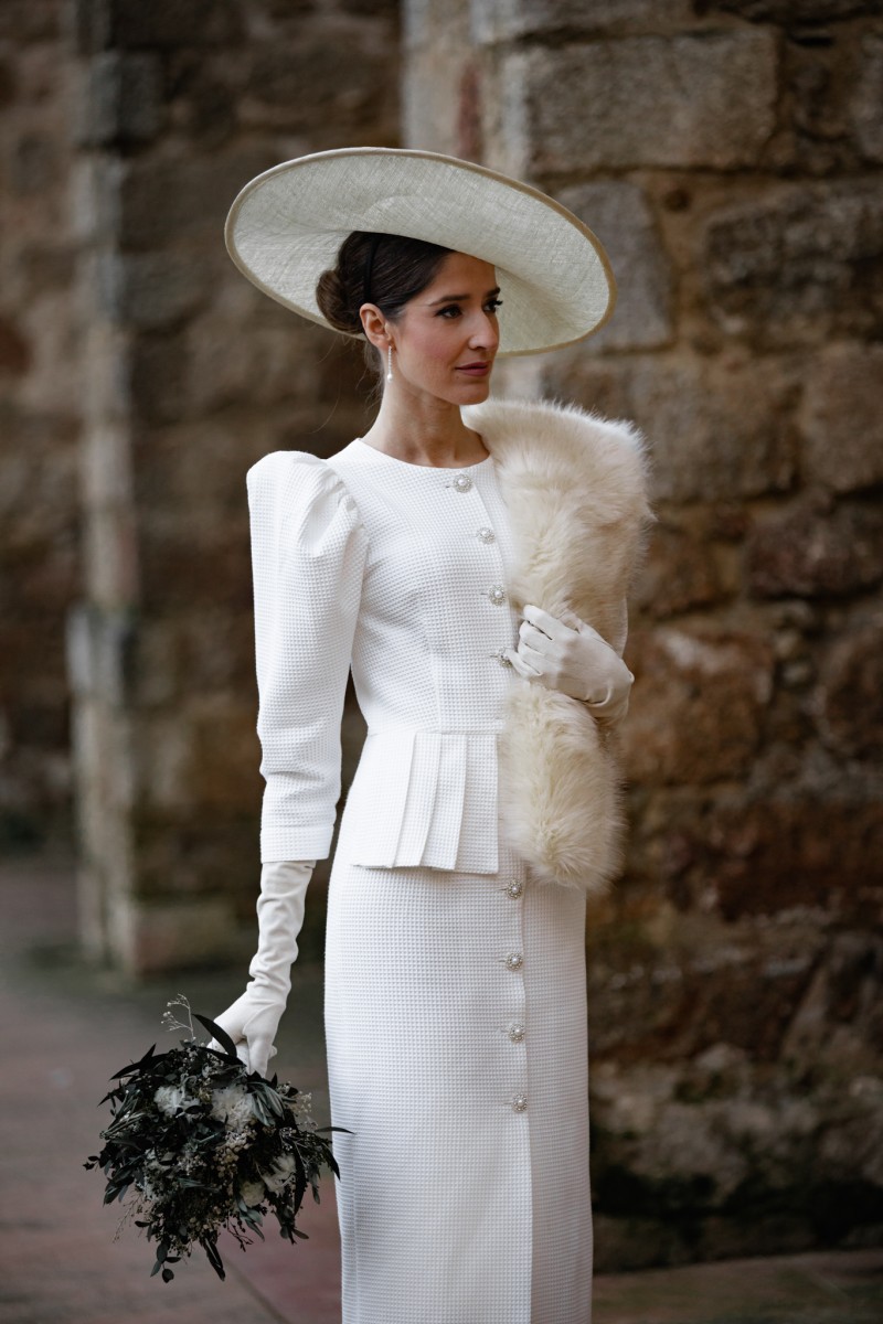 vestido de pique blanco  con peplum y boton joya con falda recta midi para boda civil, intima, mama de bautizo, comunion, eventos online shopping, bauptism