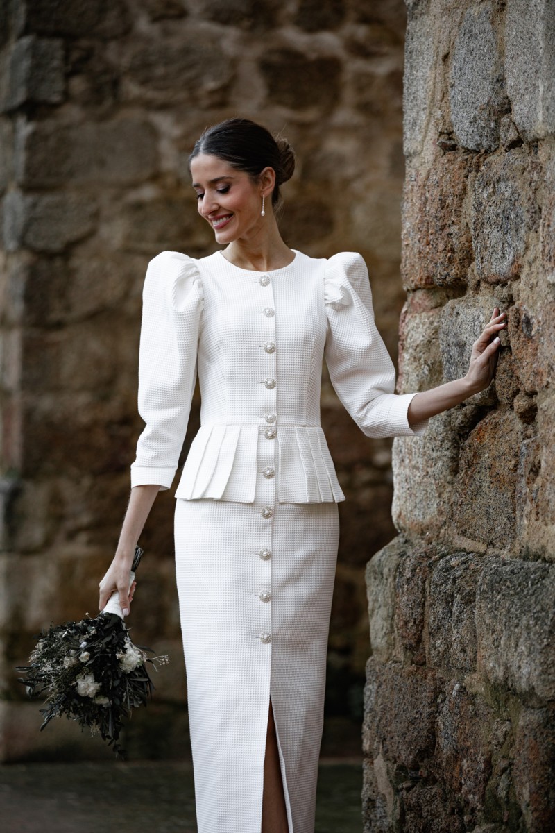 vestido de pique blanco  con peplum y boton joya con falda recta midi para boda civil, intima, mama de bautizo, comunion, evento shop online