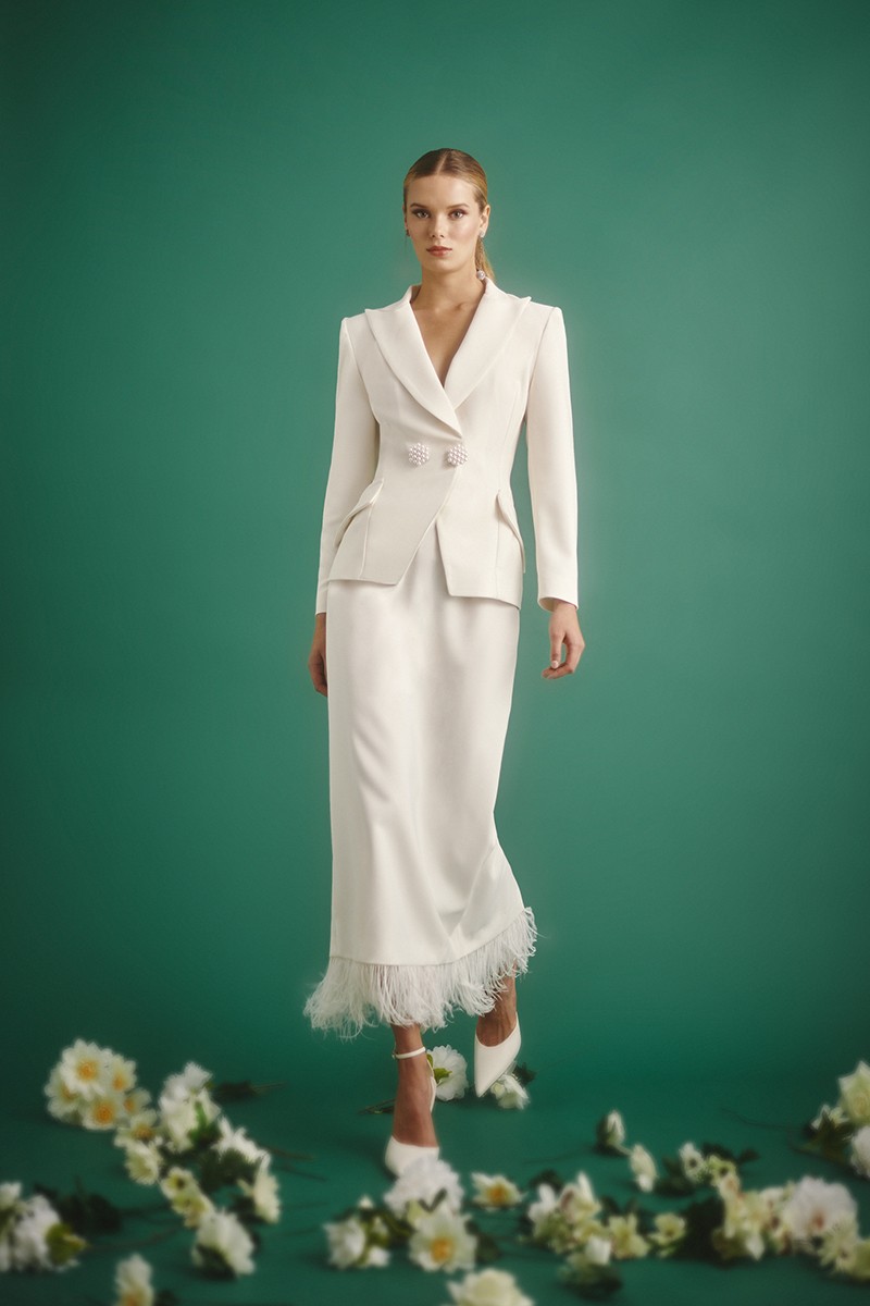 comprar traje de chaqueta y pantalon para novia blanco con boton de perlas y falda midi con plumas en blanco roto para novia civil, boda intima, segundo vestido