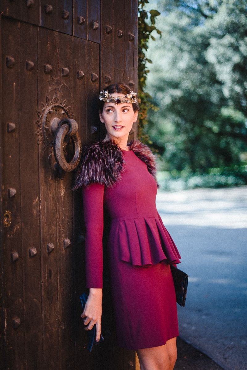 vestido de fiesta corto marsala berenjena con volante peplum manga larga pelo largo de otoño invierno para boda fiesta bautizo comunion evento coctel nochevieja de apparentia