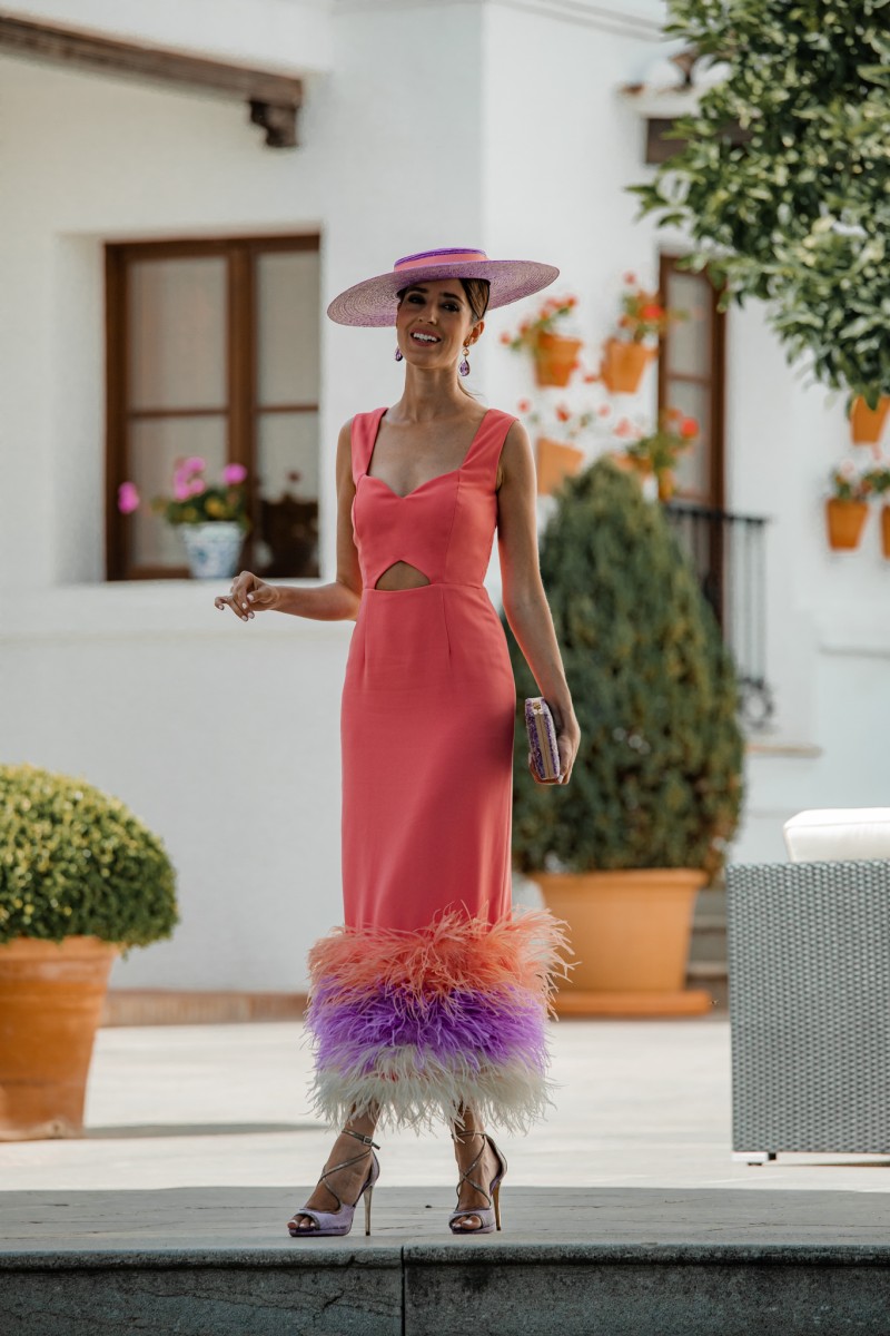 Invitada Perfecta comprar vestido midi tirantes color coral con plumas coral morado blanco para invitada de boda, bautizo, comunion, fiesta, evento, verano 2023