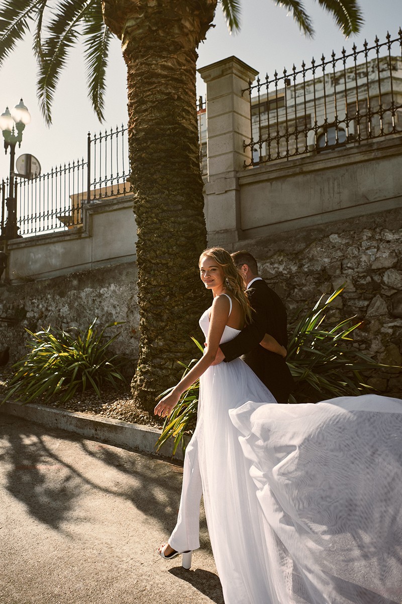 jumpsuit blanco de tirantes para novia civil con sobrefalda de plumetti bordado para novia civil,  madre de bautizo o comunion de apparentia, novia civil, boda 2023, boda original