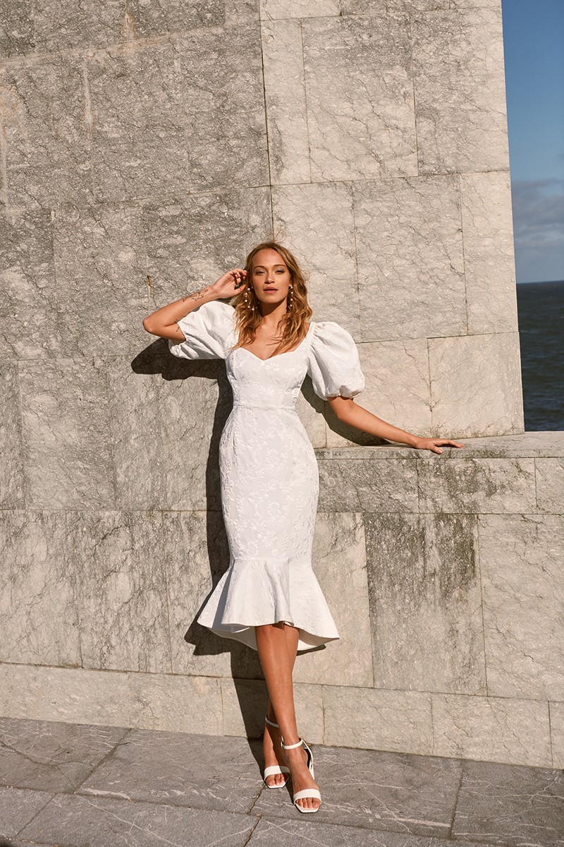 comprar vestido  en jacquard blanco flores con mangas abullonadas, escote corazón y volante para invitadas boda comunion bautizo fiesta graduacion