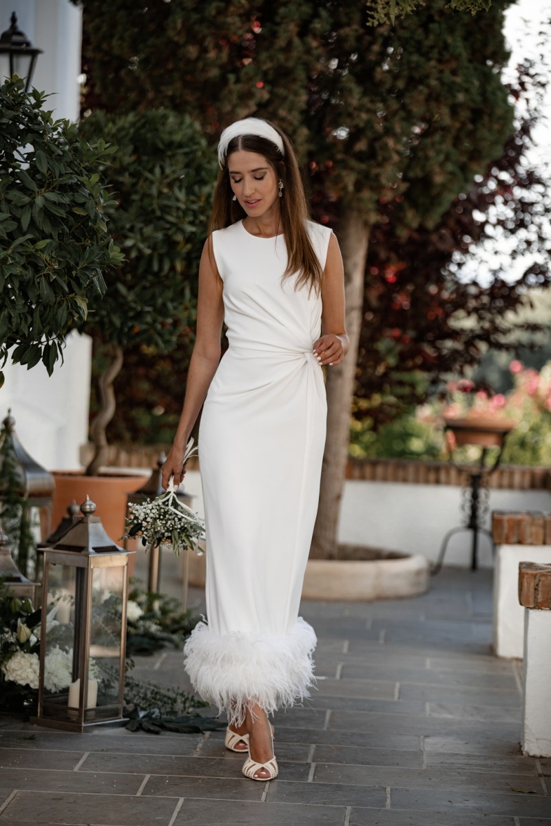 vestido plumas vestido de crepe con pluma en color blanco para invitadas boda comunion bautizo fiesta graduacion, mama de comunion, mama de bautizo