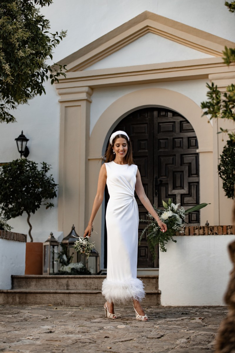 invitada perfecta vestido de crepe con pluma en color blanco para invitadas boda comunion bautizo fiesta graduacion, mama de comunion, mama de bautizo