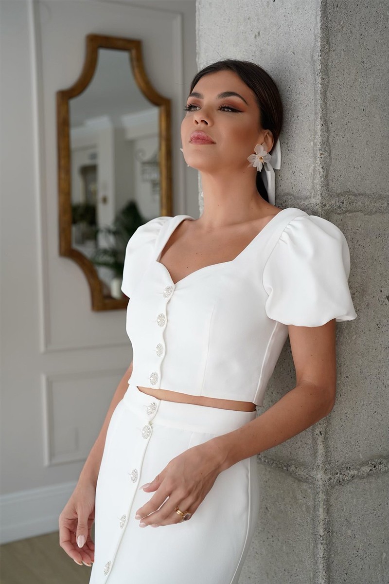 Conjunto de novia civil top corto con manga abulonada  y falda recta con botones joya blanco para invitadas boda comunion bautizo