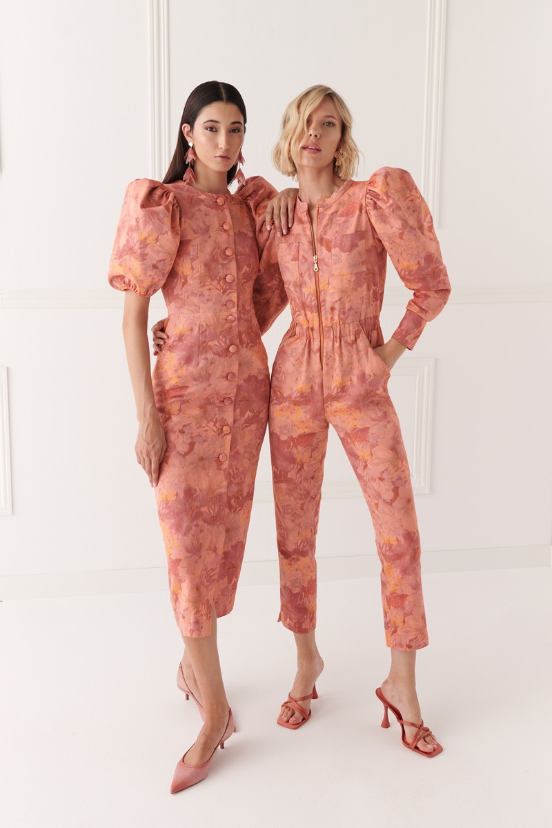 jumpsuit estampado denim coral con mangas abullonadas para invitada evento, shoponline apparentia