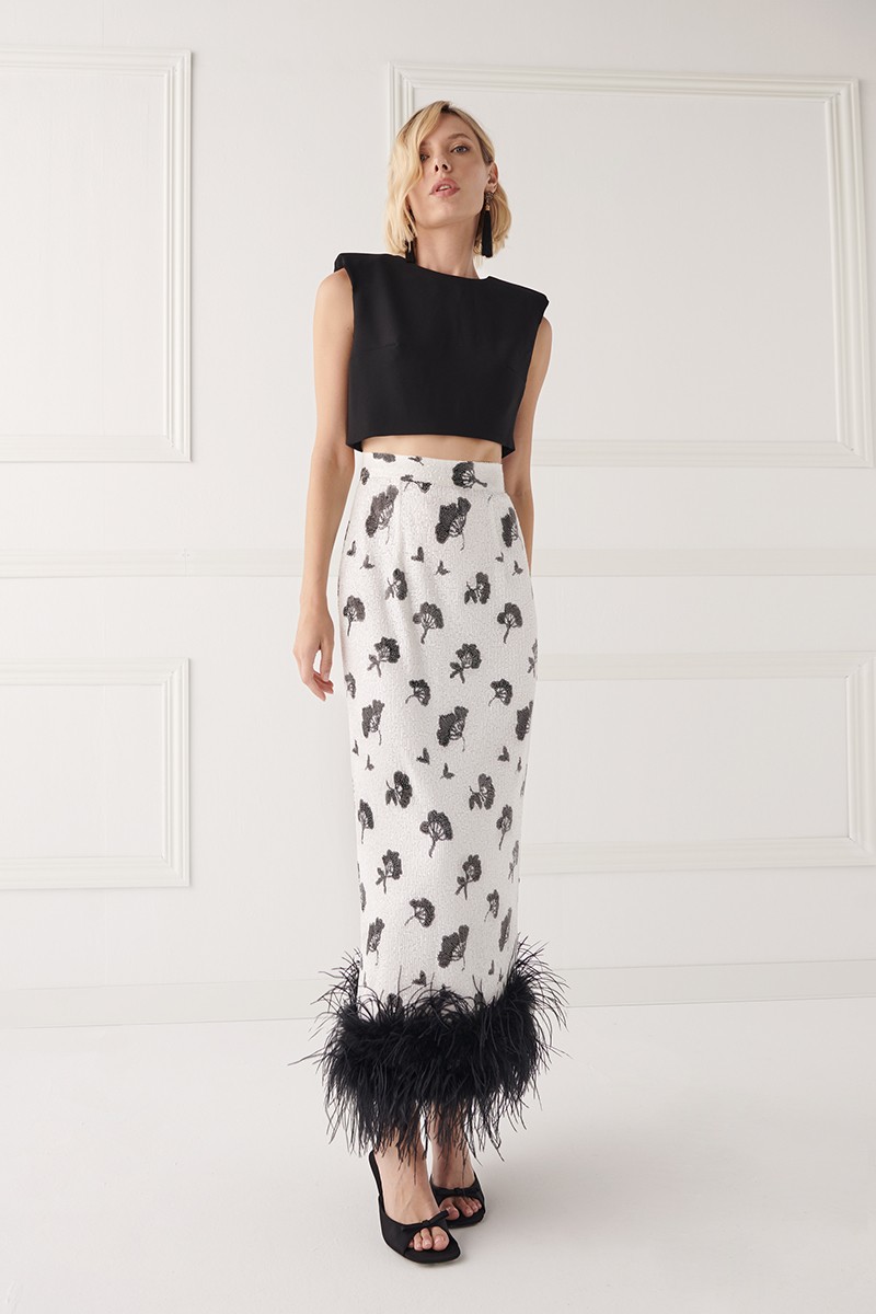 falda de fiesta midi confeccionada en lentejuela blanca con boas de plumas negra para invitada a boda, fiesta, evento, invitadas, shoponline apparentia