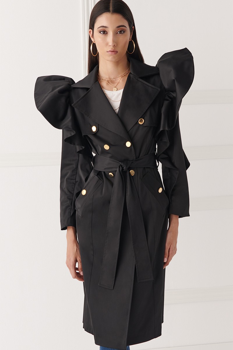 comprar online trench color negro  con volante en hombro y manga para otono invierno 