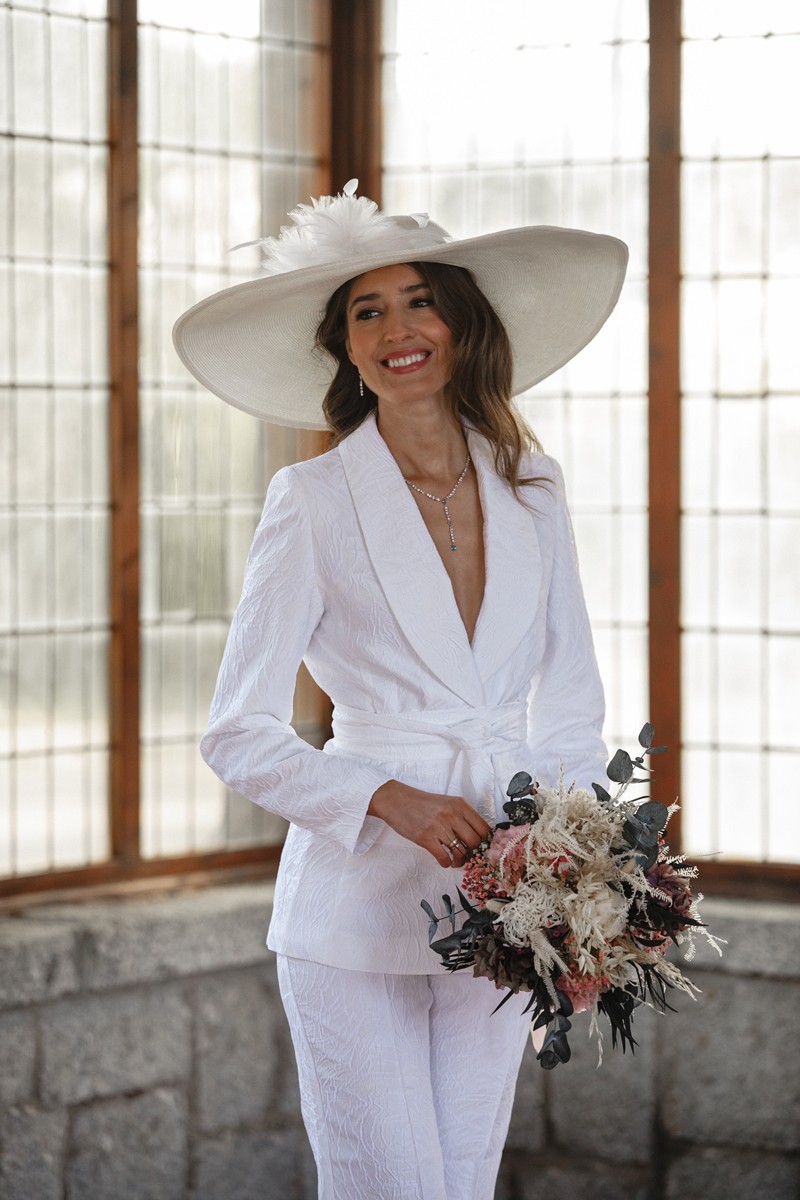 comprar online traje de chaqueta y pantalon en jacquard brocado blanco Blazer  con cuello esmoquin y cinturon para boda civil, novia,  invitada evento, fiesta, celebracion, coctel, mama de comunion o mama de bautizo