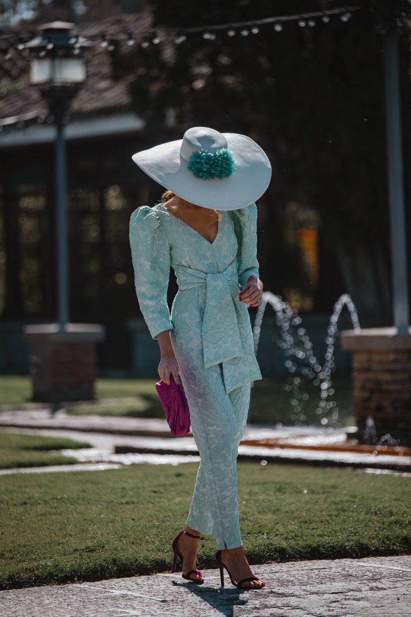 Mono de fiesta confeccionado en jacquard aguamarina con manga jamon, pantalon estrecho  y lazada en cintura para invitadas boda verano, graduacion, mama de comunion omama de bautizo