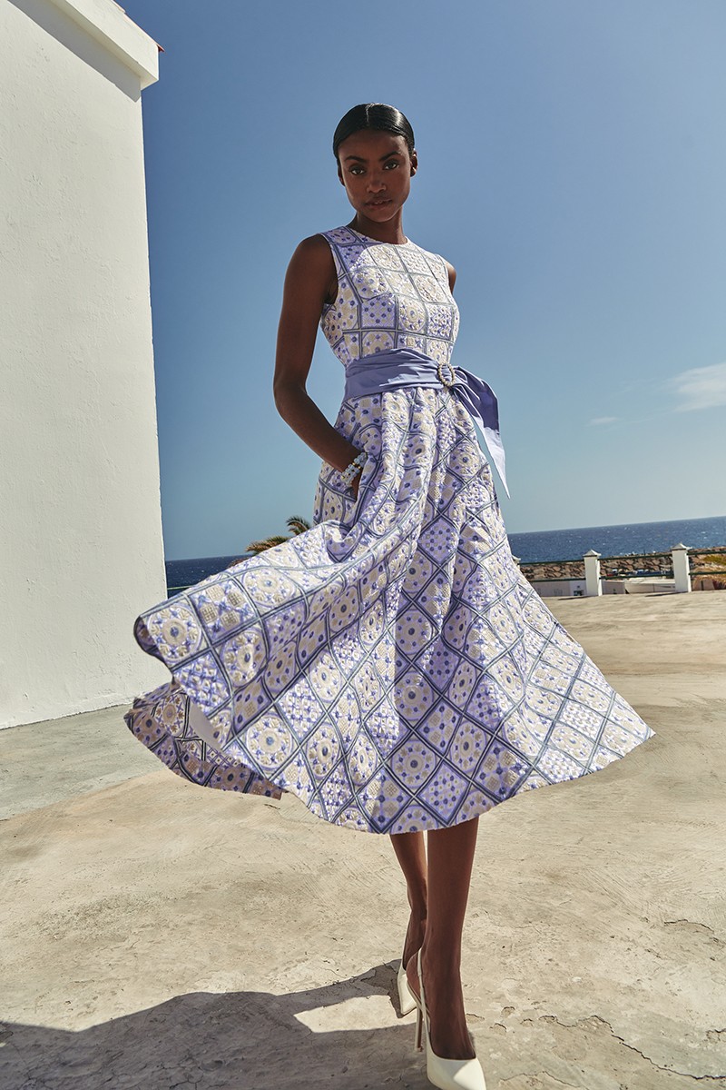 vestido midi evase lentejuelas cuadros azules con escote a la caja para boda de día, mamá de comunión o bautizo.