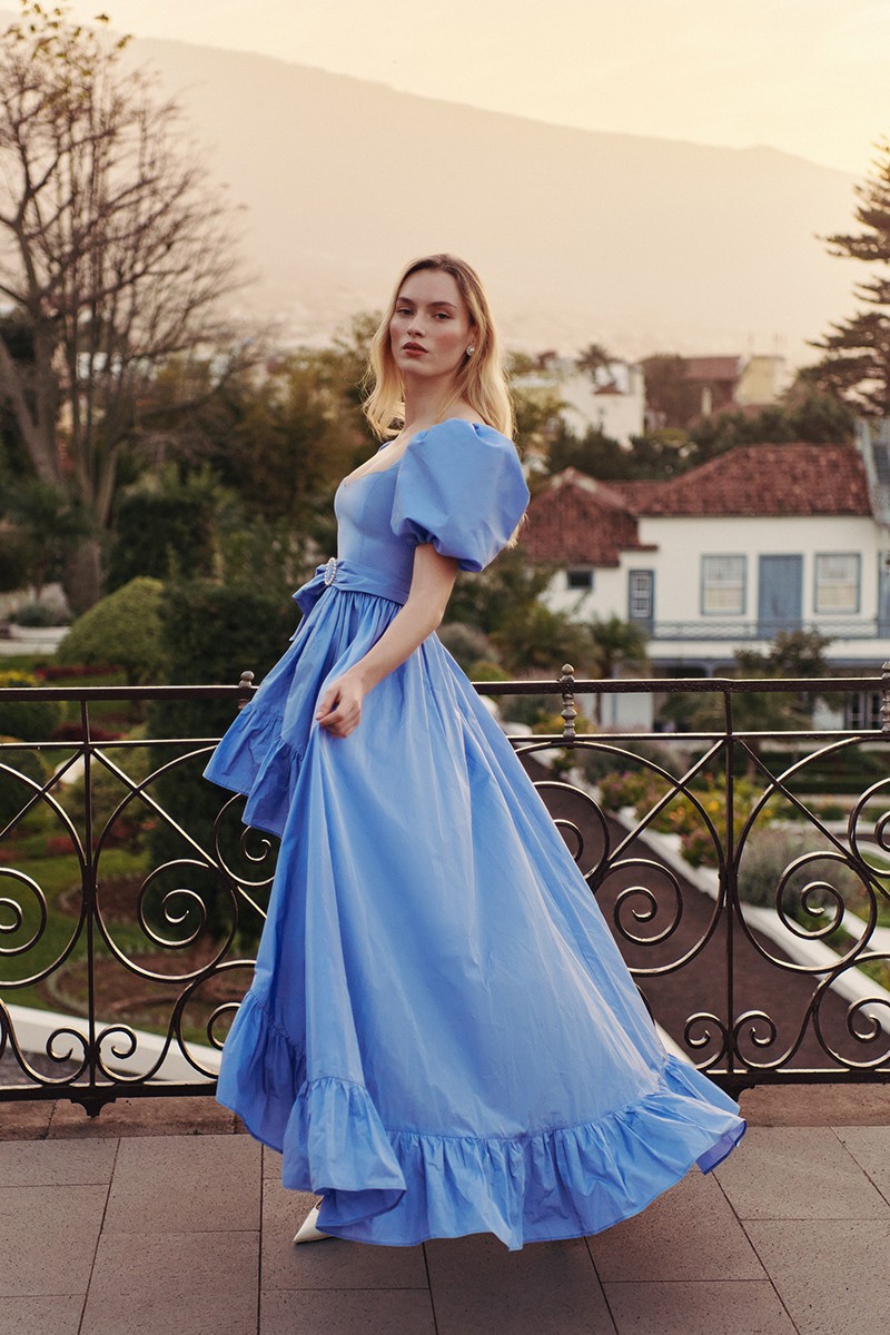 vestido de  tafeta azul lavanda con falda de gran volumen asimetrica con volante, escote corazon y mangas globo para invitada a boda, hermano del novio, hermana de la novia, fiesta