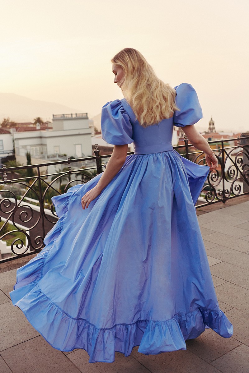 vestido de fiesta confeccionado en tafeta azul lavanda con falda de gran volumen asimetrica con volante, escote corazon y mangas globo para invitada a boda, hermano del novio, hermana de la novia, 