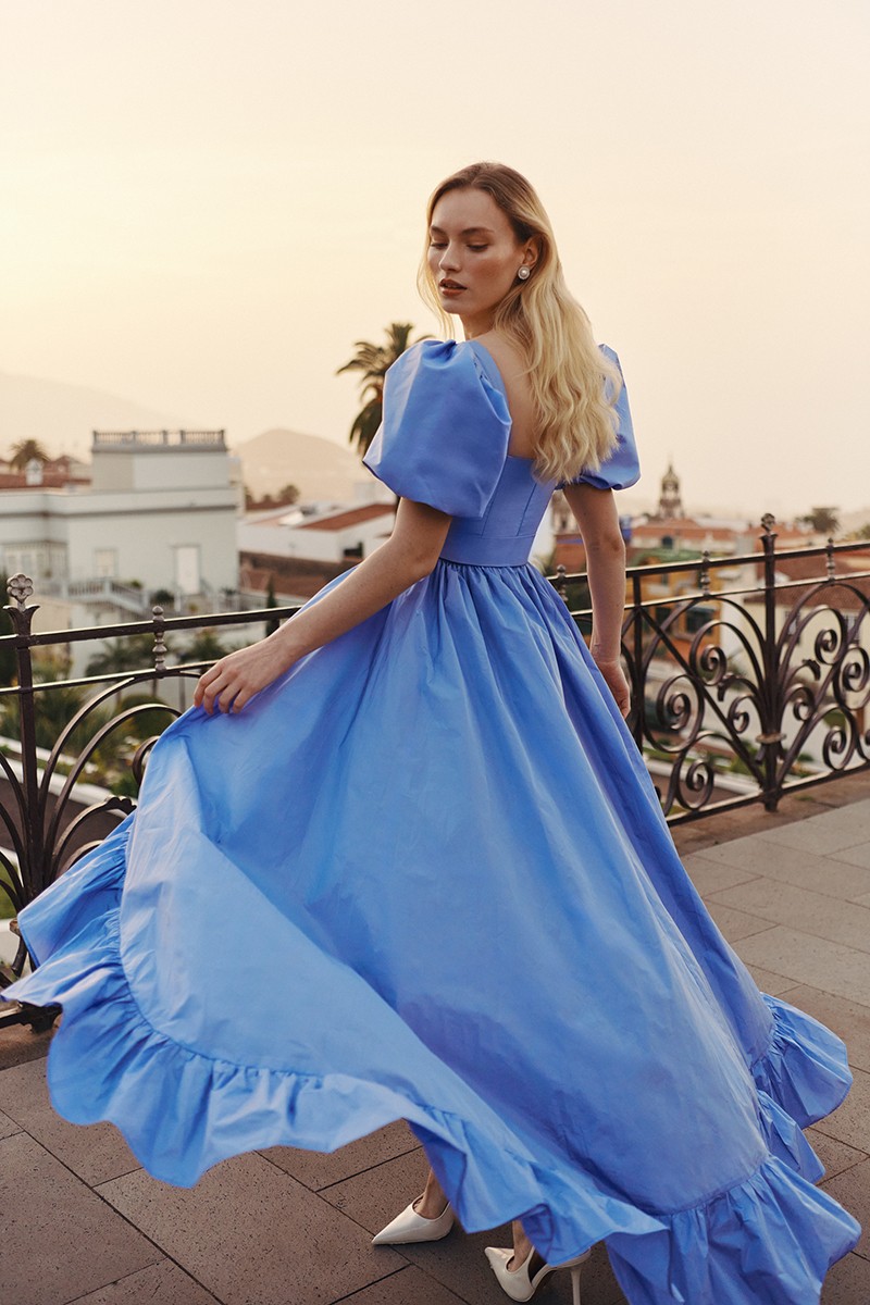 Espectacular vestido de noche confeccionado en tafeta azul lavanda con falda de gran volumen asimetrica con volante, escote corazon y mangas globo para invitada a boda, hermano del novio, hermana de la novia, fiesta