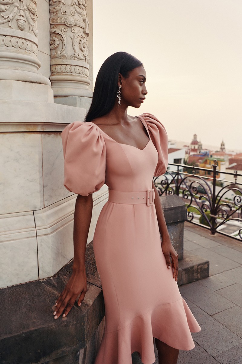 Vestido de fiesta de crepe rosa palo con mangas abullonadas y volante para invitadas boda, mamá de comunion o bautizo, fiesta y graduacion