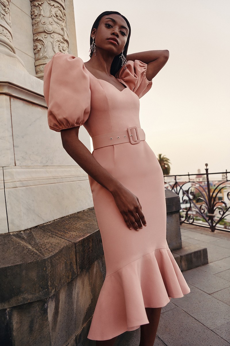 Vestido de invitada rosa empolvado con mangas abullonadas y volante para invitadas boda, mamá de comunion o bautizo, fiesta y graduacion