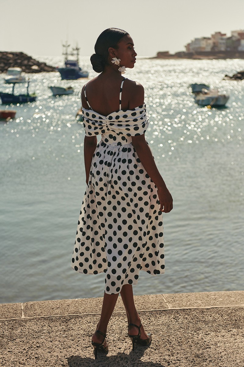 comprar Vestido de fiesta midi con escote bardot drapeado con lunares blanco y negro,  falda evasé para invitadas boda primavera/verano, mama de comunion, bautizo