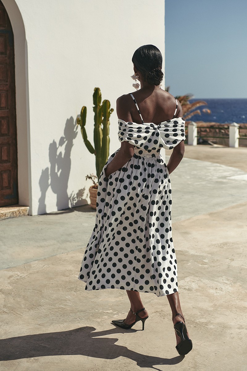 Vestido midi con escote bardot drapeado con lunares blanco y negro,  falda evasé para invitadas boda primavera/verano, mama de comunion, bautizo