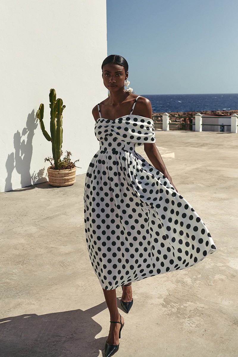 Vestido de fiesta con escote bardot drapeado con lunares blanco y negro,  falda evasé largo midi para invitadas boda primavera/verano, mama de comunion, bautizo