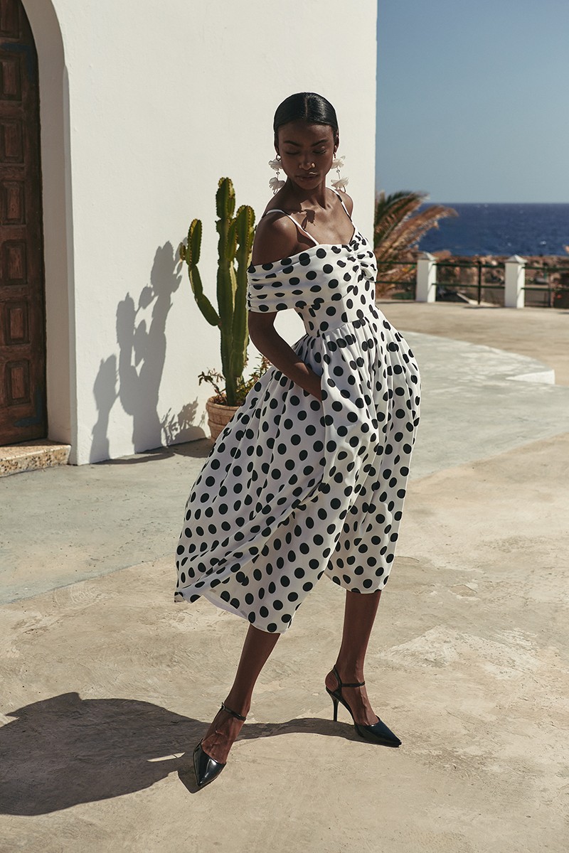 Vestido de fiesta midi con escote bardot drapeado con lunares blanco y negro,  falda evasé para invitadas boda primavera/verano, mama de comunion, bautizo