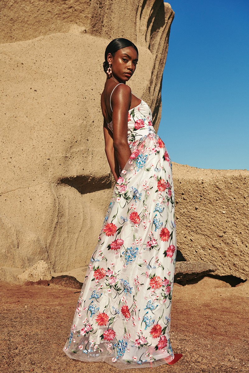 Vestido largo en tul bordado en flores con transparencias y cuerpo tipo corpiño para invitadas a boda de noche, gala, fiesta, hermana del novia o de la novia