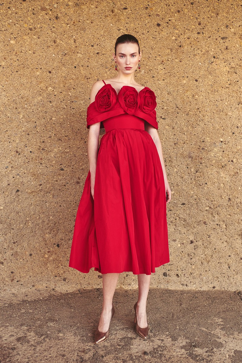 Vestido confeccionado en tafeta rojo con falda mi y escote drapeado estilo bardot con flores invitada a boda, hermano del novio, hermana de la novia, fiesta