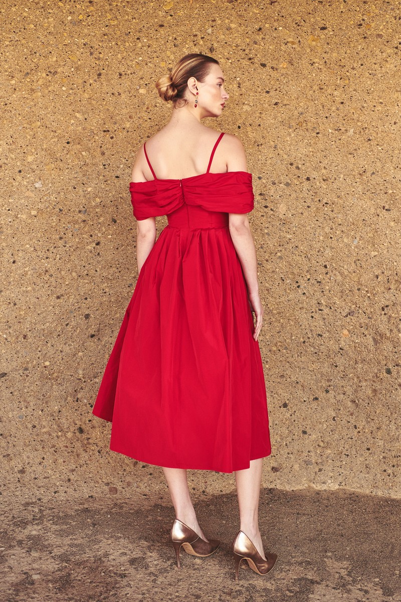 Vestido en tafeta rojo con falda mi y escote drapeado estilo bardot con flores invitada a boda, hermano del novio, hermana de la novia, fiesta