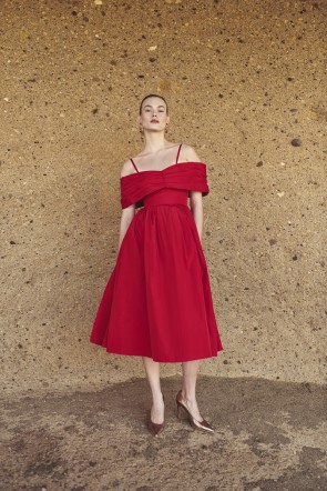 Vestido de fiesta confeccionado en tafeta rojo con falda mi y escote drapeado estilo bardot con flores invitada a boda, hermano del novio, hermana de la novia, fiesta