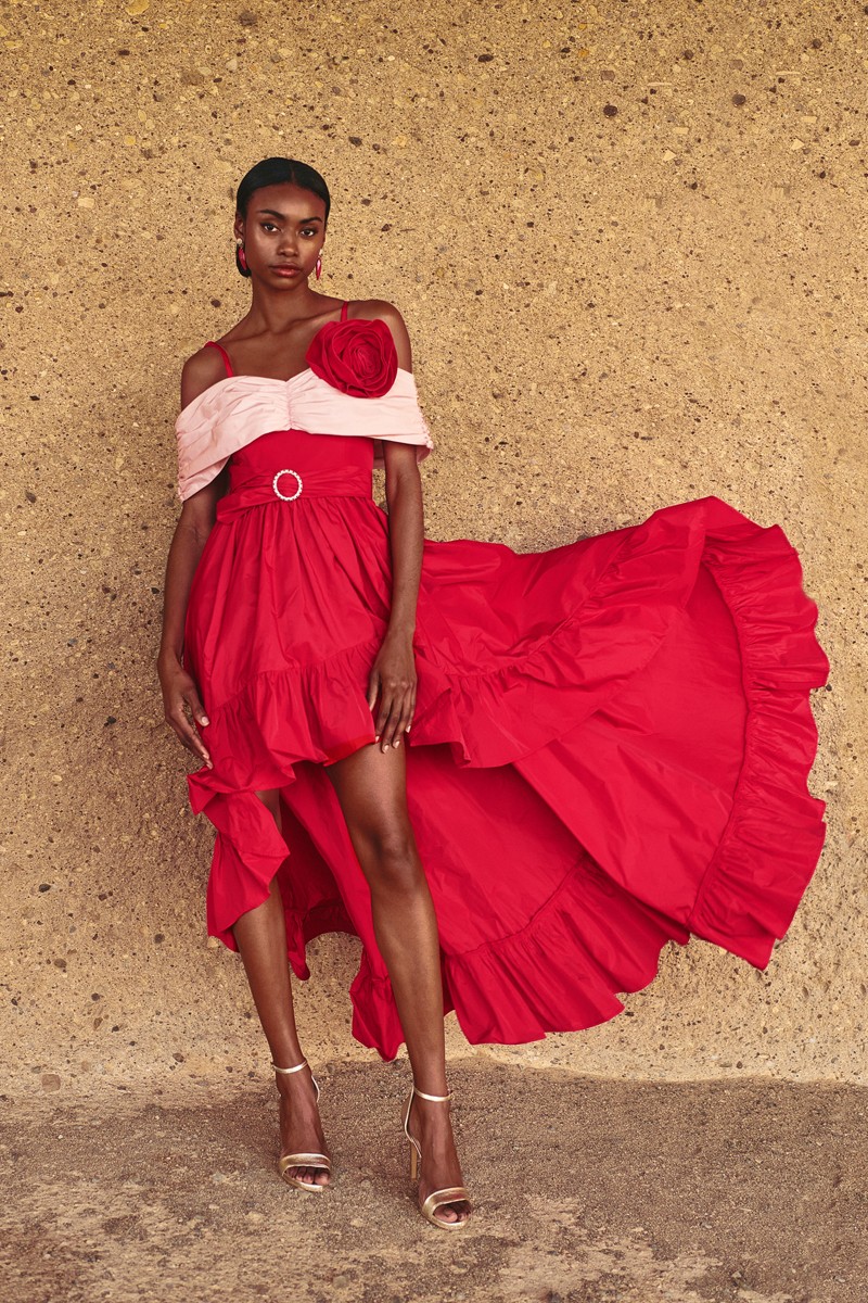 vestido en tafeta rojo con escote bardot rosa palo con flore de adorno y falda de gran volumen asimetrica con volante para invitada a boda, hermano del novio, hermana de la novia, fiesta