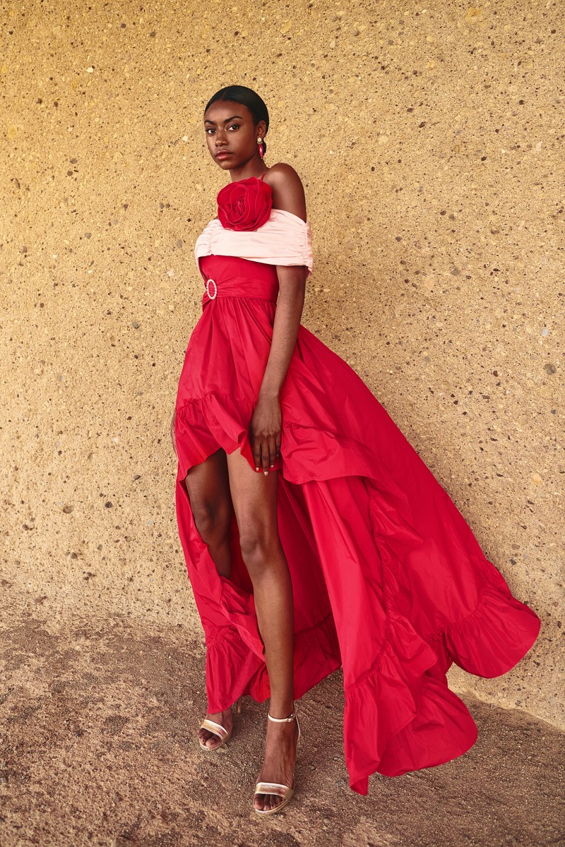 vestido de fiesta confeccionado en tafeta rojo con escote bardot rosa palo con flore de adorno y falda de gran volumen asimetrica con volante para invitada a boda, hermano del novio, hermana de la novia, fiesta