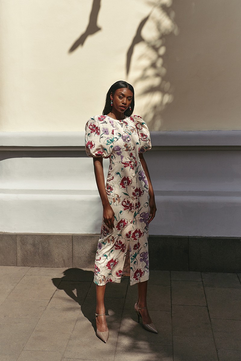 Vestido de fiesta midi con mangas globo y botones joya en tejido lino sostenible bordado de flores ideal para invitadas boda de dia, o mama de comunion o bautizo