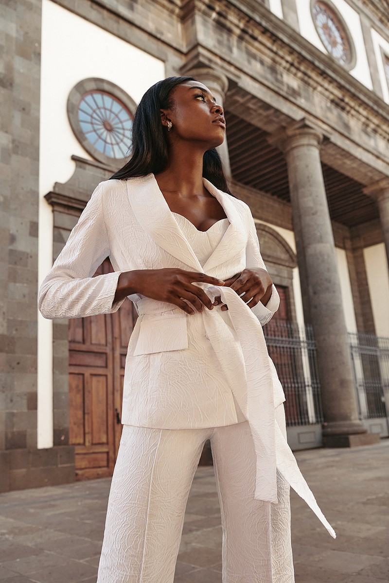 top jacquard blanco. Diseño original a modo de corpiño con tirantes finos y con  cazuelas que realzan el pecho para novia civil, mama de bautizo, o comunion