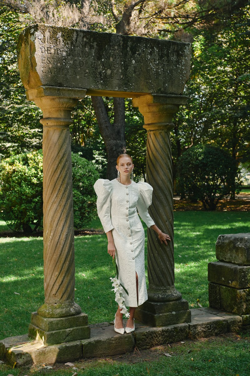 vestido-midi-jacquard-blanco-joya-manga-volumen-para-novia-civil-mama-de-bautizo-comunion-bride-collection