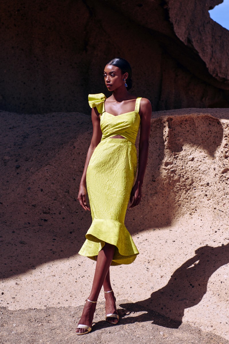 Precioso vestido de volantes  midi asimétrico confeccionado en tejido brocado color lima. Cuerpo cruzado con drapeado para invitada a boda, fiesta de verano